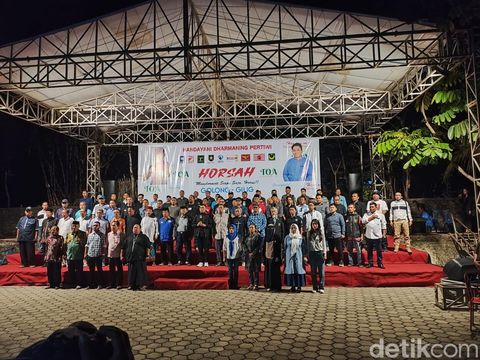 Pengukuhan tim pemenangan bakal calon Bupati dan Wakil Bupati Gunungkidul 2024, Sunaryanta-Ardi, di kediaman Sunaryanta di Kapanewon Nglipar, Gunungkidul, DIY, Selasa (3/9/2024) malam.