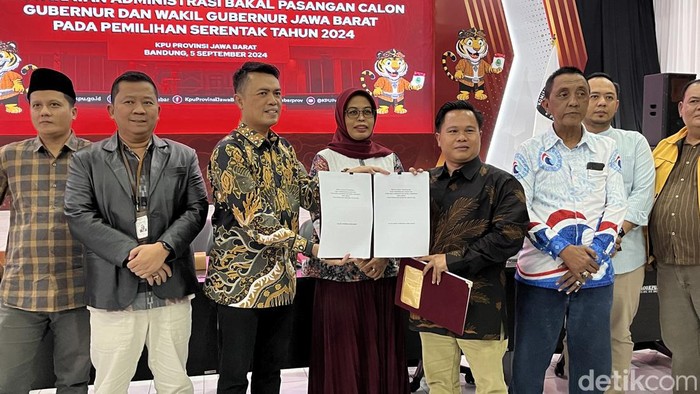 Penyerahan berita acara kekurangan syarat administratif dan hasil kesehatan peserta Pilgub Jabar 2024