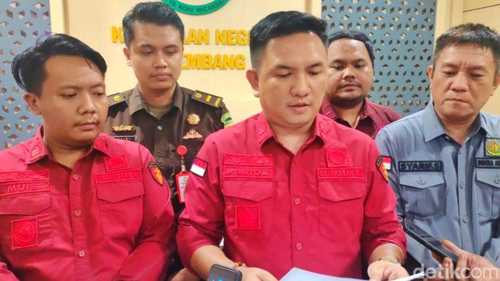Pidsus Kejari Palembang tangkap oknum teller bank BUMN yang tilap uang Rp 5,2 miliar.