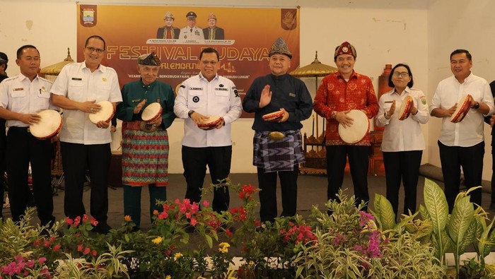 Pj Walkot Palembang Ucok Abdulrauf Damenta membuka Festival Budaya 2024.