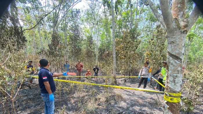 Polisi melakukan olah TKP jenazah korban ditemukan.