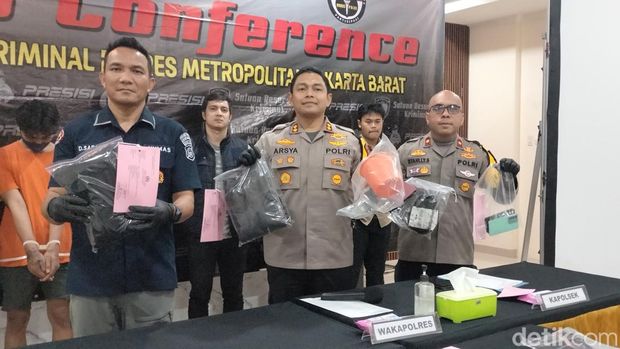 Polisi menetapkan pria inisial JJS alias Aji sebagai tersangka kasus penyiraman air keras di Cengkareng, Jakarta Barat.