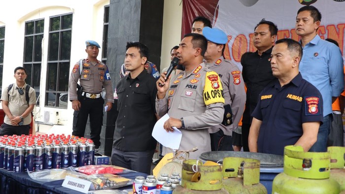 Polisi menggerebek pengoplosan gas 3 kilogram ke tabung portabel mini di Bekasi.