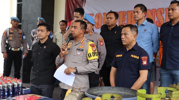 Polisi menggerebek pengoplosan gas 3 kilogram ke tabung portabel mini di Bekasi.