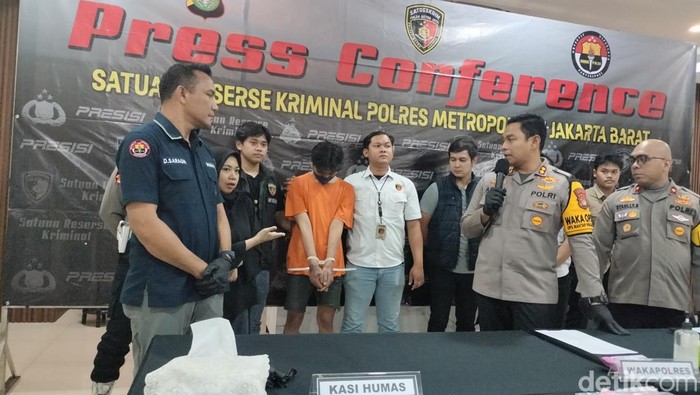 Polres Jakbar merilis kasus penyiraman air keras ke sejoli di Cengkareng.