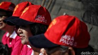 Beberapa warga yang datang kompak memakai topi bertuliskan Misa Paus 2024.  