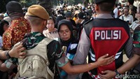 Banyaknya warga yang datang membuat pengamanan di sekitar Istiqlal diperketat.  