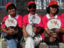 Antusiasnya Warga Sambut Paus Fransiskus di Masjid Istiqlal