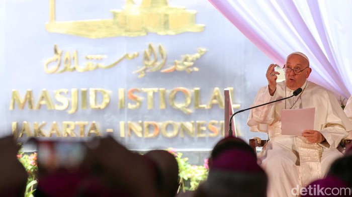 Paus Fransiskus tiba di Masjid Istiqlal, Jakarta, Kamis (5/9/2024). Paus Fransiskus tiba di Masjid Istiqlal pada pukul 09.15 WIB. Dia menggunakan kursi roda yang didorong oleh salah satu pengawalnya.