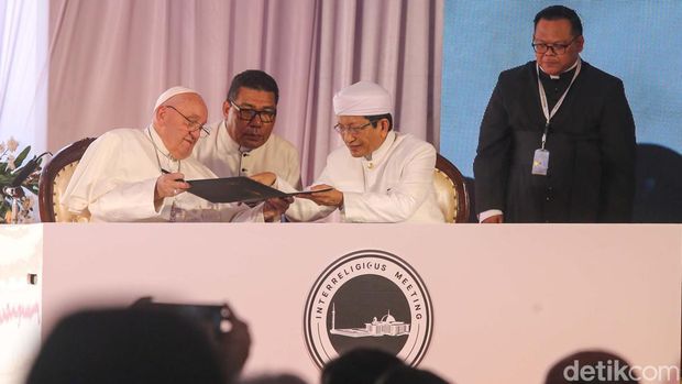 Paus Fransiskus tiba di Masjid Istiqlal, Jakarta, Kamis (5/9/2024). Paus Fransiskus tiba di Masjid Istiqlal pada pukul 09.15 WIB. Dia menggunakan kursi roda yang didorong oleh salah satu pengawalnya.