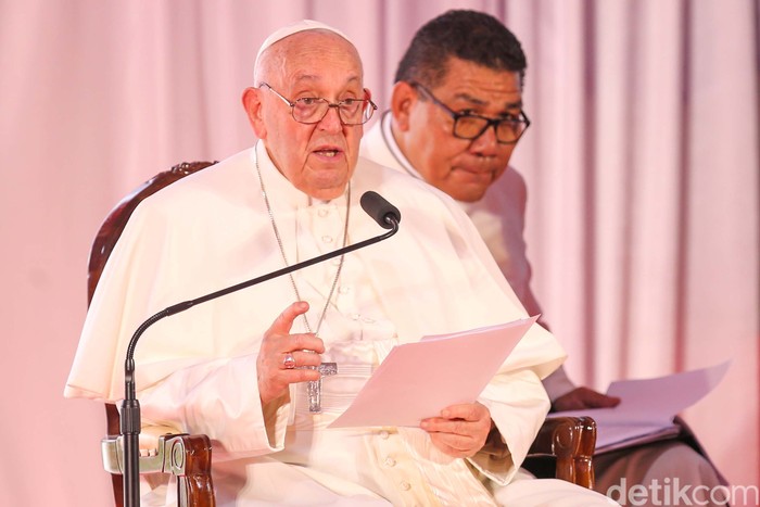 Potret Paus Fransiskus Dialog Bareng Pemuka Lintas Agama di Istiqlal Paus Fransiskus tiba di Masjid Istiqlal, Jakarta, Kamis (5/9/2024). Paus Fransiskus tiba di Masjid Istiqlal pada pukul 09.15 WIB. Dia menggunakan kursi roda yang didorong oleh salah satu pengawalnya.