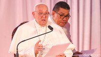 Paus Fransiskus memiliki nama asli Jorge Mario Bergoglio. Pria kelahiran Argentina ini didapuk sebagai pemimpin tertinggi umat Katolik sejak 2013.