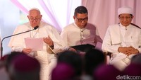 Setelah terpilih menjadi pemimpin umat Katolik, Jorge Mario Bergoglio lalu memilih nama Paus Fransiskus. Nama itu diambil dari Santo Fransiskus dari Asisi.