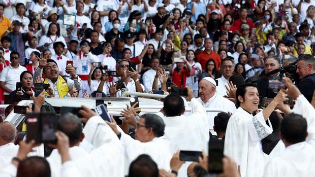 Pope Francis arrives to preside over the Holy Mass at Gelora Bung Karno Stadium in Jakarta, Indonesia, September 5, 2024. REUTERS/Guglielmo Mangiapane