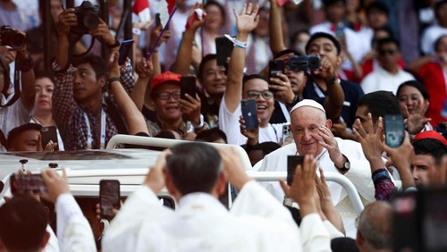 Pope Francis arrives to preside over the Holy Mass at Gelora Bung Karno Stadium in Jakarta, Indonesia, September 5, 2024. REUTERS/Guglielmo Mangiapane