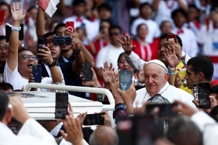 Pope Francis arrives to preside over the Holy Mass at Gelora Bung Karno Stadium in Jakarta, Indonesia, September 5, 2024. REUTERS/Guglielmo Mangiapane