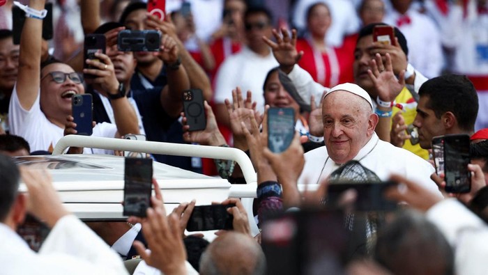 Pope Francis arrives to preside over the Holy Mass at Gelora Bung Karno Stadium in Jakarta, Indonesia, September 5, 2024. REUTERS/Guglielmo Mangiapane