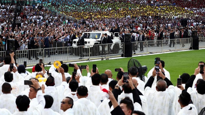 Pope Francis arrives to preside over the Holy Mass at Gelora Bung Karno Stadium in Jakarta, Indonesia, September 5, 2024. REUTERS/Guglielmo Mangiapane