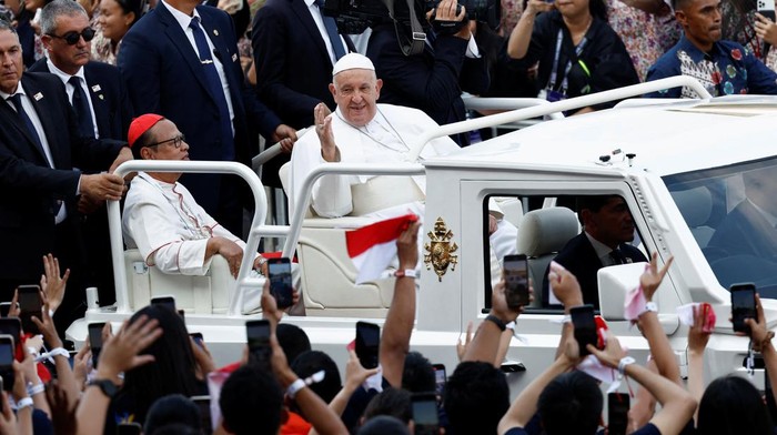 Pope Francis greets people as he arrives to preside a Holy Mass at Gelora Bung Karno stadium in Jakarta, Indonesia, September 5, 2024. REUTERS/Willy Kurniawan