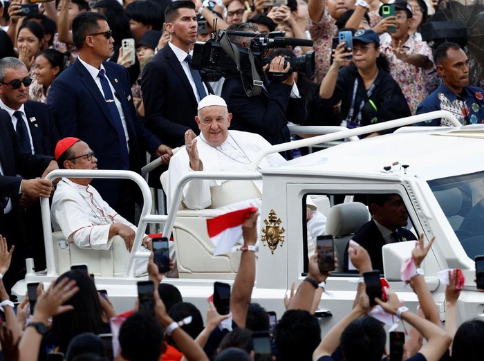 Pope Francis greets people as he arrives to preside a Holy Mass at Gelora Bung Karno stadium in Jakarta, Indonesia, September 5, 2024. REUTERS/Willy Kurniawan