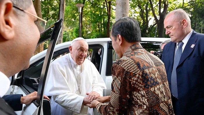 Presiden Jokowi sambut kedatangan Paus Fransiskus di Stadion Madya GBK