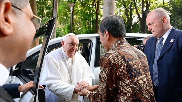 Presiden Jokowi sambut kedatangan Paus Fransiskus di Stadion Madya GBK