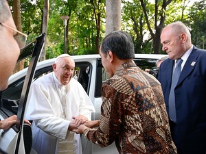5 Momen Istimewa Misa Paus Fransiskus di GBK: Disambut Jokowi, Naik Maung