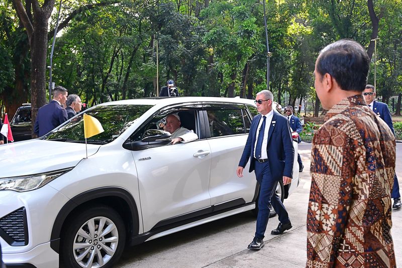 Presiden Jokowi sambut kedatangan Paus Fransiskus di Stadion Madya GBK