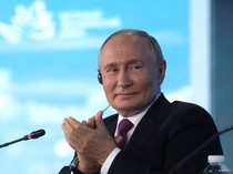 Bukan Trump, Putin Akui Dukung Kamala Harris dalam Pilpres AS