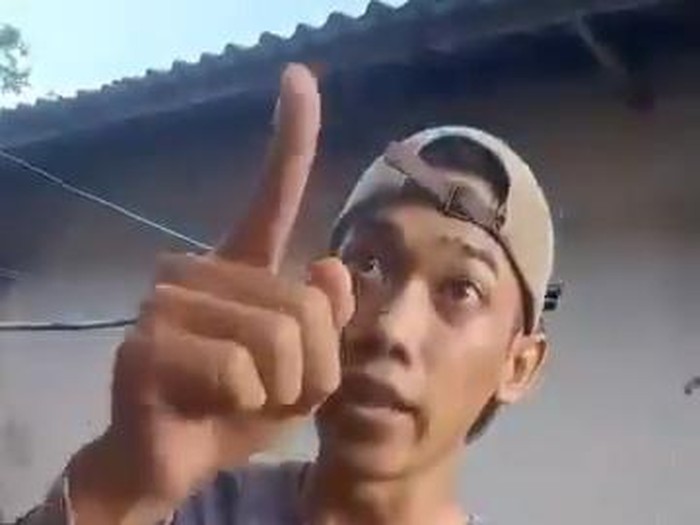 Pria di Jombang yang memarahi dan memukul kurir