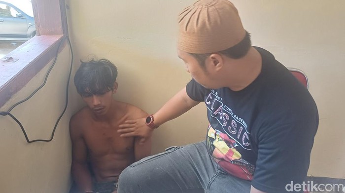 Pria inisial MT (tanpa baju), pelaku pembunuhan kakek saat diamankan di Mapolres Pangkep.