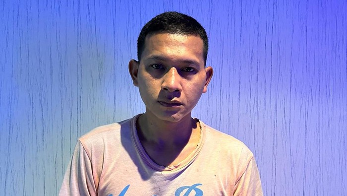 Pria Jaksel berinisial AGP ditangkap polisi usai memeras korban dengan mengancam menyebarkan video syur dirinya dengan ibu korban yang sudah almarhum.