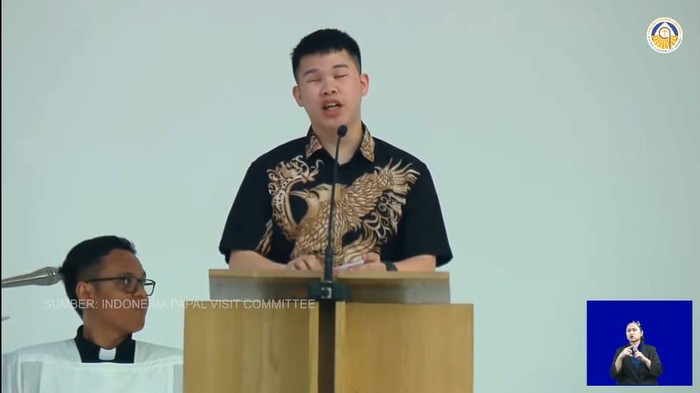 Pria tuna netra bacakan sabda saat misa akbar Paus Fransiskus di GBK