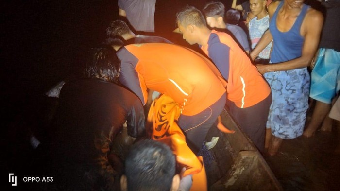 Proses evakuasi pria yang tewas tenggelam di Padang. (Istimewa)