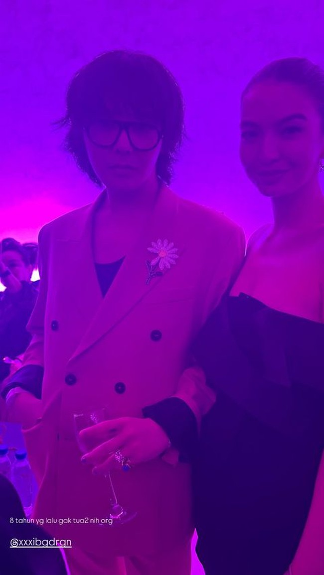 Raline Shah diketahui sudah beberapa kali bertemu dengan rapper Bigbang tersebut. Dalam sebuah story, mereka tampak mengobrol akrab. Dalam postingan, Raline juga menyebut jika pria yang akrab disapa GD itu tidak terlihat menua dalam delapan tahun terakhir. Foto: Instagram Raline Shah