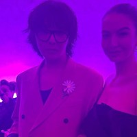 Raline Shah diketahui sudah beberapa kali bertemu dengan rapper Bigbang tersebut. Dalam sebuah story, mereka tampak mengobrol akrab. Dalam postingan, Raline juga menyebut jika pria yang akrab disapa GD itu tidak terlihat menua dalam delapan tahun terakhir. Foto: Instagram Raline Shah