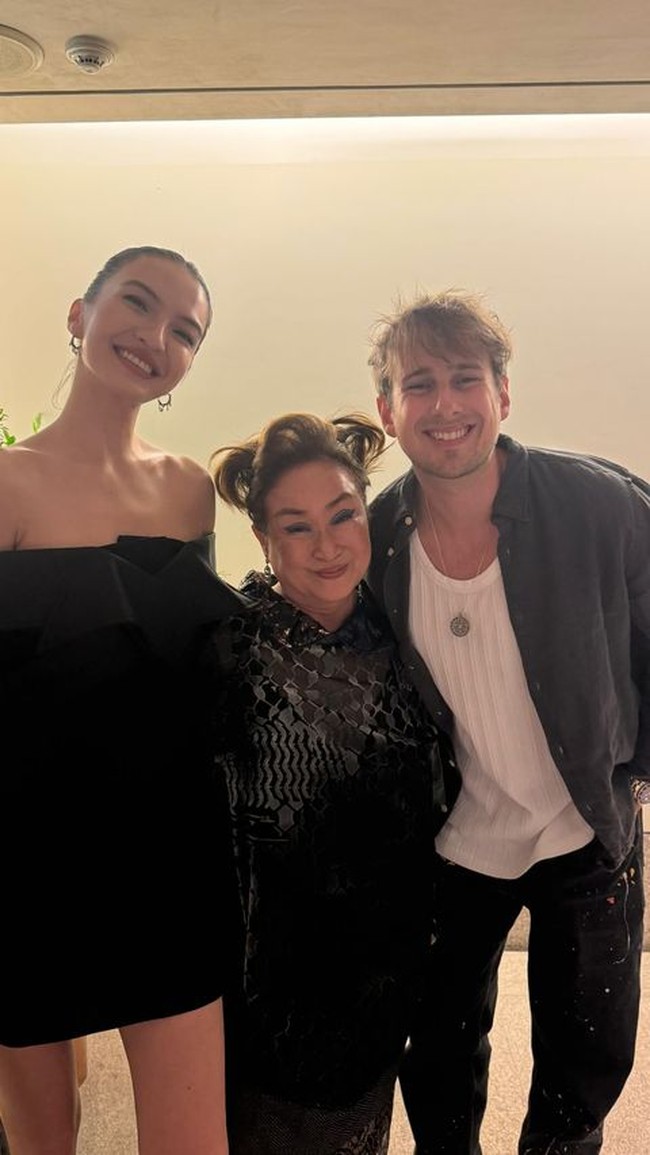 Tak hanya dengan para artis, Raline Shah juga mengabadikan momen dengan petinggi CJ, Lee Mi Kyung yang merupakan Vice Chairwoman dari CJ Group. Foto: Instagram Raline Shah