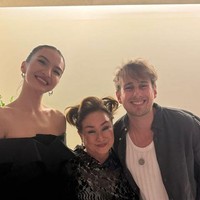 Tak hanya dengan para artis, Raline Shah juga mengabadikan momen dengan petinggi CJ, Lee Mi Kyung yang merupakan Vice Chairwoman dari CJ Group. Foto: Instagram Raline Shah