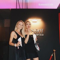 Malam itu, Raline tampak cantik mengenakan little black dress hitam yang dipadukan dengan sepatu boots. Ia melengkapi penampilan dengan rambut yang ditata updo dan sapun lipstik peach. Foto: Instagram Raline Shah