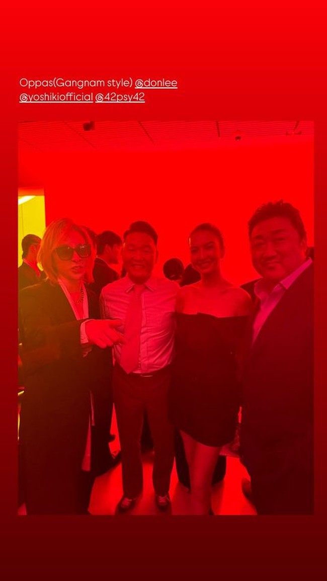 Begini potretnya saat hangout dengan pelantun Gangnam Style Psy, penyanyi Jepang Yoshiki, dan aktor Ma Dong Seok. Foto: Instagram Raline Shah