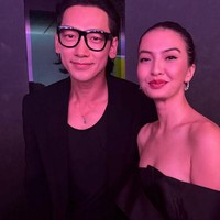 Pemain ‘Surga yang Tak Dirindukan’ ini juga berfoto dengan penyanyi sekaligus aktor, Rain.  Foto: Instagram Raline Shah