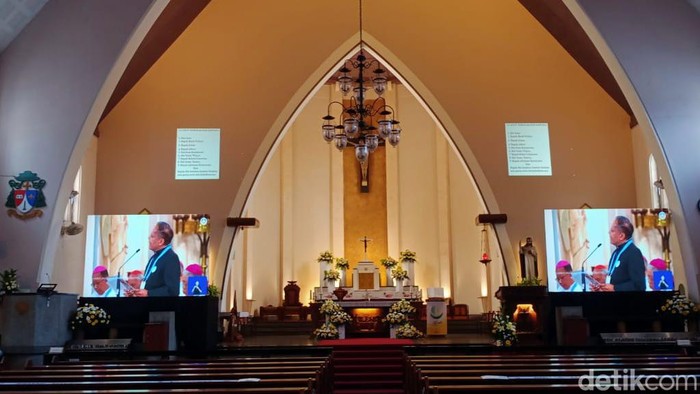 Ribuan Umat Katolik Ikut Misa Agung Daring di Gereja Katedral Ijen Malang