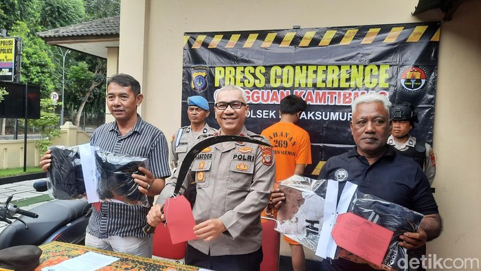 Rilis kasus pembacokan pengendara ojek online (ojol) di Polsek Bulaksumur, Kabupaten Sleman, DIY, Kamis (5/9/2024).