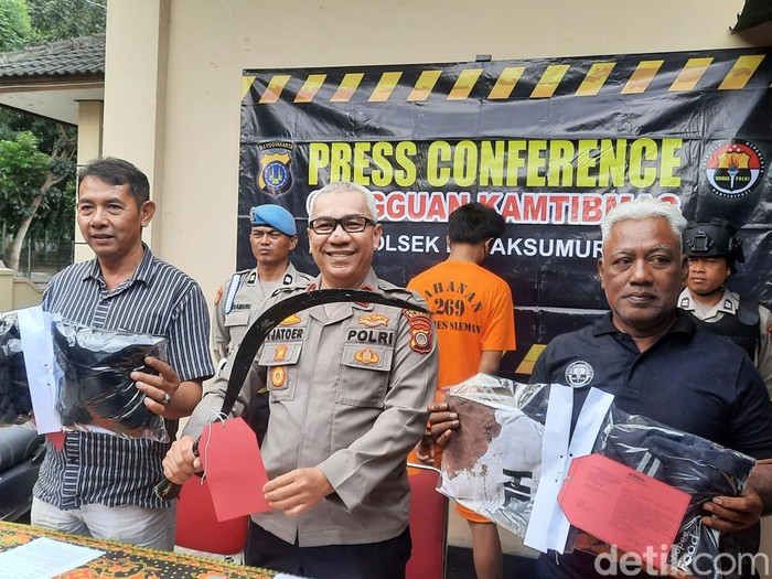 Rilis kasus pembacokan pengendara ojek online (ojol) di Polsek Bulaksumur, Kabupaten Sleman, DIY, Kamis (5/9/2024).