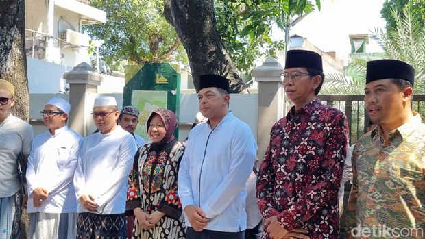 Risma-Gus Hans ziarah makam Sunan Ampel Surabaya