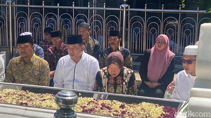 Risma-Gus Hans ziarah makam Sunan Ampel Surabaya
