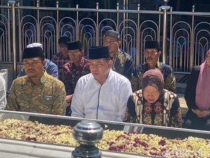 Risma dan Gus Hans Ziarah ke Makam Sunan Ampel Surabaya
