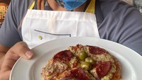 Tidak hanya jago makan, Saaih juga sesekali belajar memasak. Mini pizza dengan topping pepperoni dan zaitun jadi menu buatannya. Foto: Instagram/saaihhalilintar