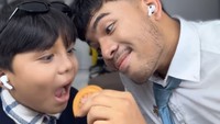 Kedekatan Saaih dan Fateh memang begitu lengket. Kakak beradik ini seringkali makan bersama dengan kompak. Foto: Instagram/saaihhalilintar