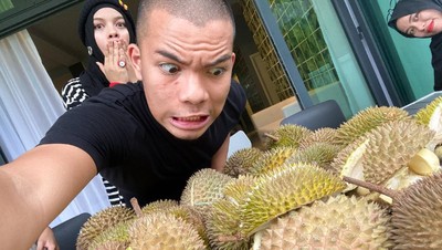 Saaih Halilintar Borong Makanan hingga Lahap Makan Durian
